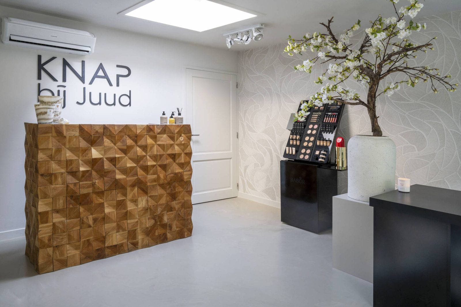 De entree van Knap bij Juud met het logo op de wand