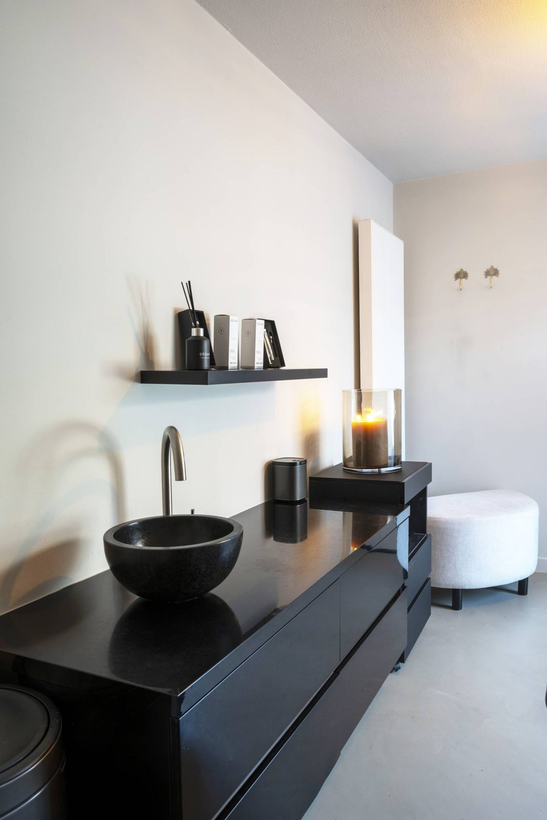 Rustige hoek in de salon met wasbak en kaarsen